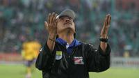 MENUNGGU - Jaya Hartono menunggu komando manajemen PSS Sleman untuk melatih tim yang akan tampil di Piala Kemerdekaan. (Bola.com/Robby Firly)