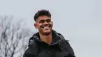 Mees Hilgers tersenyum saat tiba untuk mengikuti sesi latihan bersama klubnya FC Twente. Pemain keturunan Indonesia itu kini menjadi rebutan tiga raksasa Liga Belanda: Ajax Amsterdam, PSV Eindhoven, dan Feyenoord Rotterdam. (Instagram/@fctwente)
