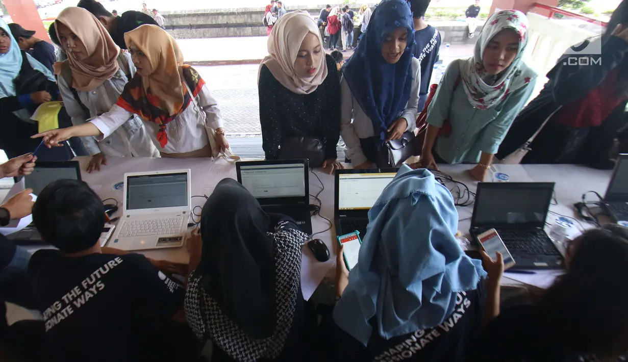 Peserta melakukan registrasi online sebelum mengikuti acara Emtek Goes to Campus (EGTC) 2017 di Grha Sabha Pramana Kampus UGM, Yogyakarta, Selasa (31/10). EGTC Yogyakarta berlangsung pada 31 Oktober 2017 dan 1 November 2017. (Liputan6.com/Helmi Afandi)