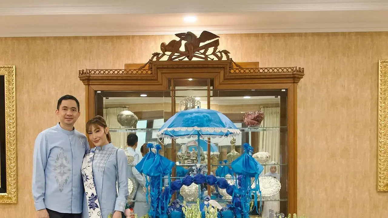 Gaya Ayu Dewi di Pengajian 40 Hari Nenek Suami, Tampil Unik dengan Gaun Sentuhan Kebaya Janggan