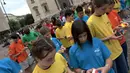 Kubus Rubik pertama terbuat dari balok-balok kayu kecil dan disatukan dengan mekanisme yang unik. (Ferenc ISZA/AFP)