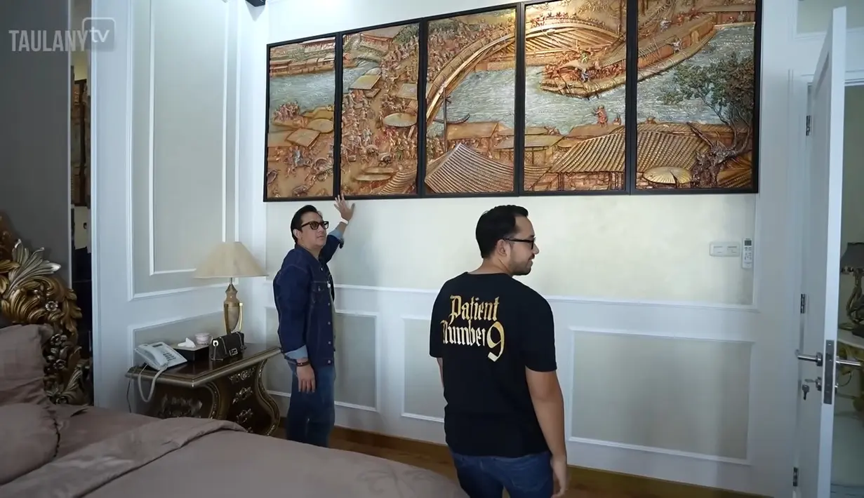 Suasana rumah terasa artsy dengan berbagai pajangan. Andre Taulany sampai melongo melihat luas dan megahnya rumah Kiky. [YouTube Taulany TV]
