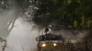  Kendaraan militer Israel tampak bersiaga di luar jalur Gaza utara. Israel mengintensifkan serangan darat dari sisi utara (REUTERS/Ronen Zvulun)