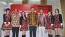 Setelah terlihat senang dengan adanya salju, Ahok dan empat member JKT48 berfoto bersama, Minggu (14/9/2014) (Liputan6.com/Miftahul Hayat)