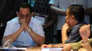 Anggota Komite Etik PSSI, Haryo Yuniarto (kiri) menyimak pernyataan Manajer Persib Umuh Muchtar saat mengantarkan surat permintaan pelaksanaan Kongres Luar Biasa PSSI dari klub di Kantor PSSI, Jakarta, Selasa (3/5/2016). (Liputan6.com/Helmi Fithriansyah)