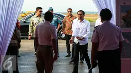 Presiden Joko Widodo tiba di Bandar Udara (Bandara) Internasional Kertajati di Majalengka, Jawa Barat, Kamis (14/1). Bandara ini memiliki desain panjang runway 3.000 meter dan lebar 60 meter. (Liputan6.com/Faizal Fanani)