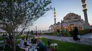 Masjid ini mampu menampung sebanyak 25.000 jamaah. Tampak dalam foto, Sebuah keluarga Muslim berbuka puasa selama bulan suci Ramadan di Masjid Agung Sharjah, dekat Dubai, Uni Emirat Arab, Jumat 27 Februari 2026. (AP Photo/Altaf Qadri)