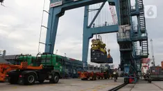 Suasana bongkar muat peti kemas di Pelabuhan Tanjung Priok, Jakarta, Kamis (14/11/2019). Menteri Keuangan Sri Mulyani Indrawati menargetkan pertumbuhan ekonomi Indonesia tahun 2020 mencapai 5,3%. (Liputan6.com/Herman Zakharia)