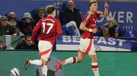 Penyerang Manchester United asal Denmark #09, Rasmus Hojlund (kanan), merayakan gol pembuka dalam pertandingan Liga Primer Inggris antara Leicester City dan Manchester United di Stadion King Power di Leicester, Inggris bagian tengah, Senin dini hari WIB (17-3-2025). (Adrian Dennis/AFP)