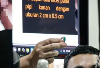 Jaksa penuntut umum menunjukkan barang bukti berupa cincin akik hijau di sidang lanjutan kasus pembunuhan Brigadir Nurhadi. (Liputan6.com/ Dok Ist)