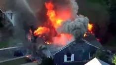 Gambar dari rekaman video memperlihatkan kobaran api membakar rumah di Lawrance, dekat Boston, Amerika Serikat (AS), Kamis (13/9). Rentetan ledakan dan kebakaran yang melanda tiga komunitas di utara Boston itu memaksa seluruh warga mengungsi (WCVB via AP)