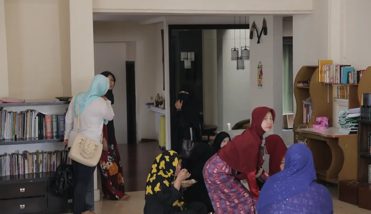 "Enggak juga sih, ya itu memang semua punya rasa cemburu, bukan cuma mba Dian, saya juga punya rasa cemburu. Jamaah di sini juga tahu lah pasti kan viral," tambah Uztazah Lulung Jumat (25/8/2017). (Nurwahyunan/Bintang.com)