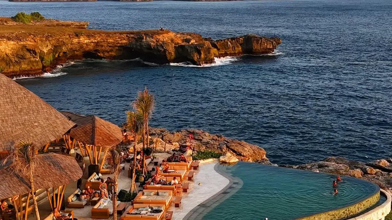 Opsi Berlebaran di Pulau Ceningan Bali, Ada Lounge dengan Kolam Renang Berpemandangan Samudra Hindia