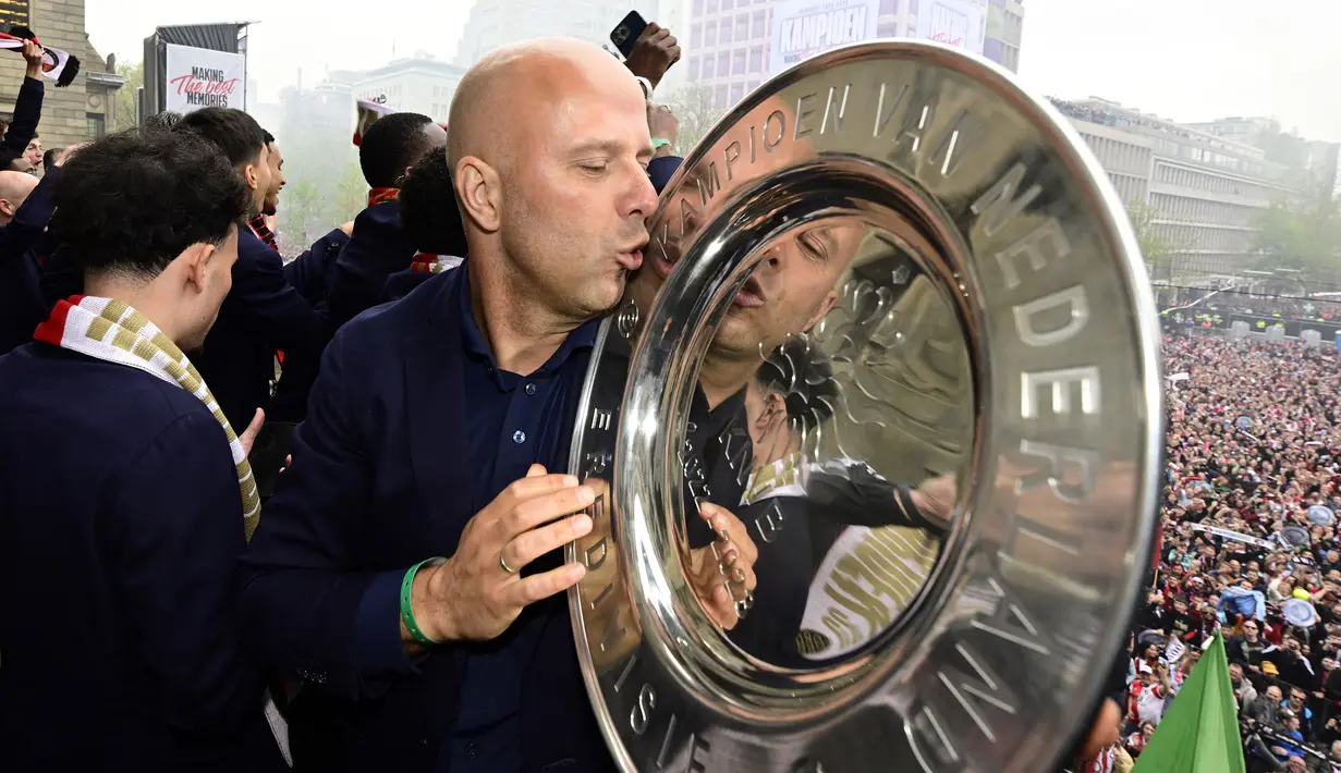 Arne Slot terus memperlihatkan kegemilangannya sebagai juru taktik Feyenoord. Ia sukses membawa klub berjuluk De club van het volk itu menjuarai Liga Belanda musim 2022/2024. Pada musim terakhirnya, Slot sukses memberikan trofi KNVB Cup 2023/2024 dan finis sebagai runner up. (AFP/ANP/Olaf Kraak)