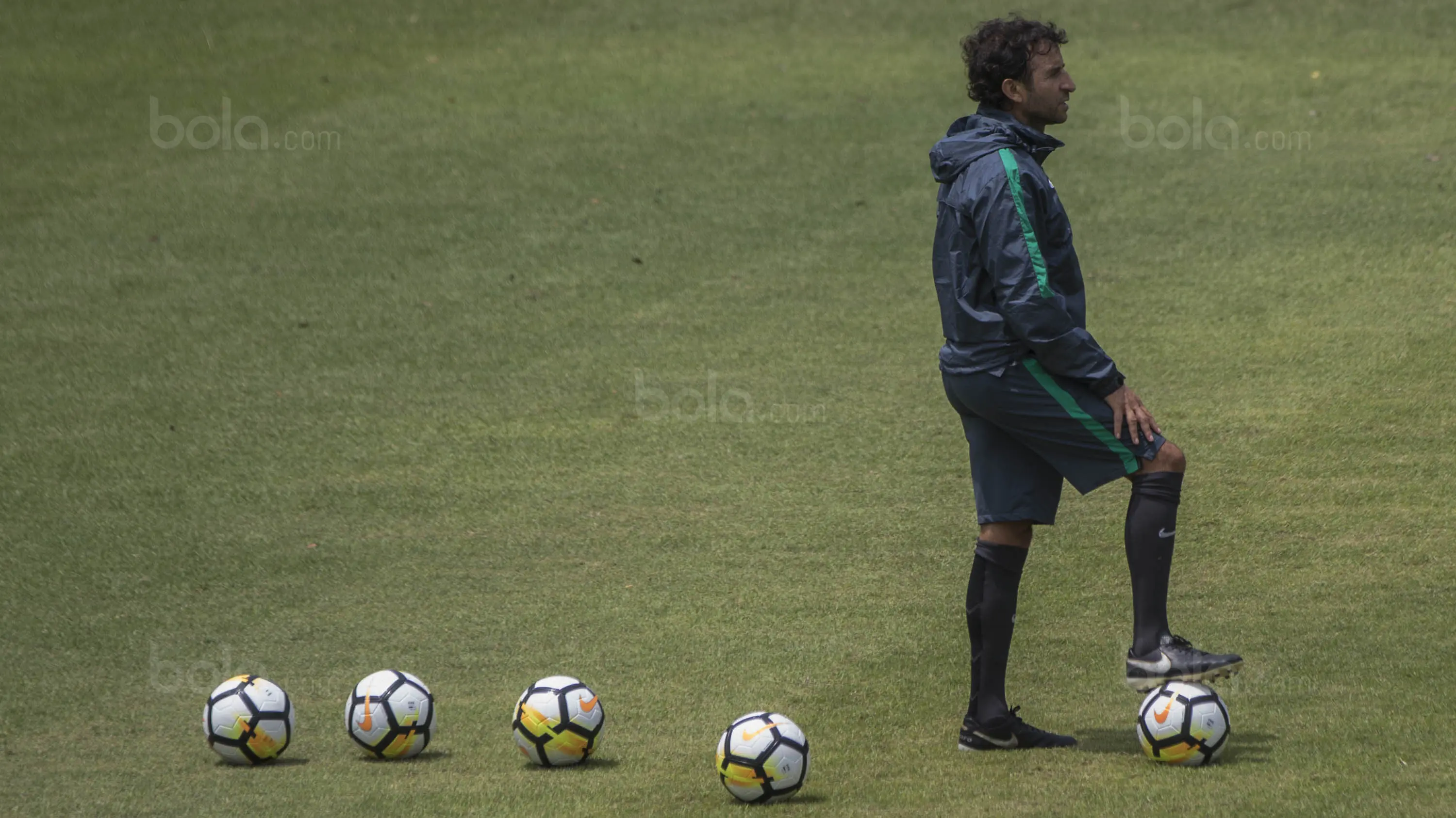 Pelatih Timnas Indonesia, Luis Milla, mengamati anak asuhnya saat latihan di Lapangan ABC Senayan, Jakarta, Senin (15/1/2018). Pemusatan latihan ini dilakukan jelang Asian Games 2018. (Bola.com/Vitalis Yogi Trisna)