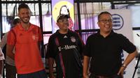 Legenda Bayern Munchen, Martin Demichelis, saat jumpa fans di kantor KLY, Jakarta, Minggu (23/6/2019). Kehadiran mantan bek Timnas Argentina itu merupakan bagian dari program Allianz Explorer Camp 2019 di Indonesia. (Bola.com/M Iqbal Ichsan)