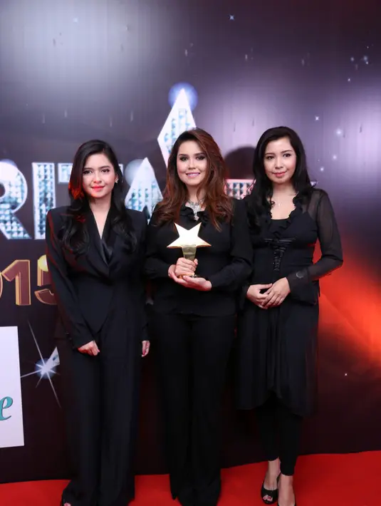 'Waktu beliau ada, saya ogah karena tahu beliau buat lagu itu buat almarhum ayahnya. Dan sekarang kami yang merasakan,' kata Cindy. (Andy Masela/Bintang.com)