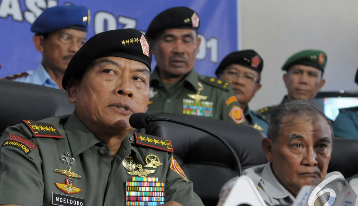 Moeldoko membanggakan prajuritnya yang mampu menemukan flight data recorder atau bagian black box pesawat dalam dua minggu, Lanud Iskandar, Pangkalan Bun, Kalteng, Senin (12/01/2015). (Liputan6.com/Andrian M Tunay)