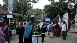 Peziarah berdatangan ke makam Sunan Gunung Jati di Cirebon, Jawa Barat, Kamis (31/3/2022). Makam Sultan Syarif Hidayatullah atau Sunan Gunung Jati merupakan salah satu lokasi yang ramai didatangi para peziarah sebagai tradisi jelang bulan suci Ramadhan. (merdeka.com/Iqbal S. Nugroho)