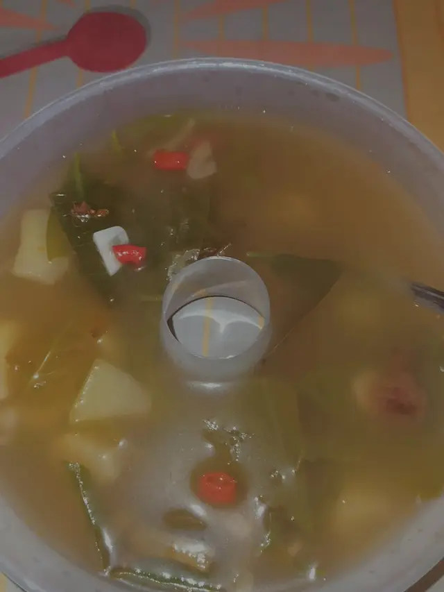 6 Potret Makan di Wadah Nyeleneh Karena Kepepet Ini Kocak