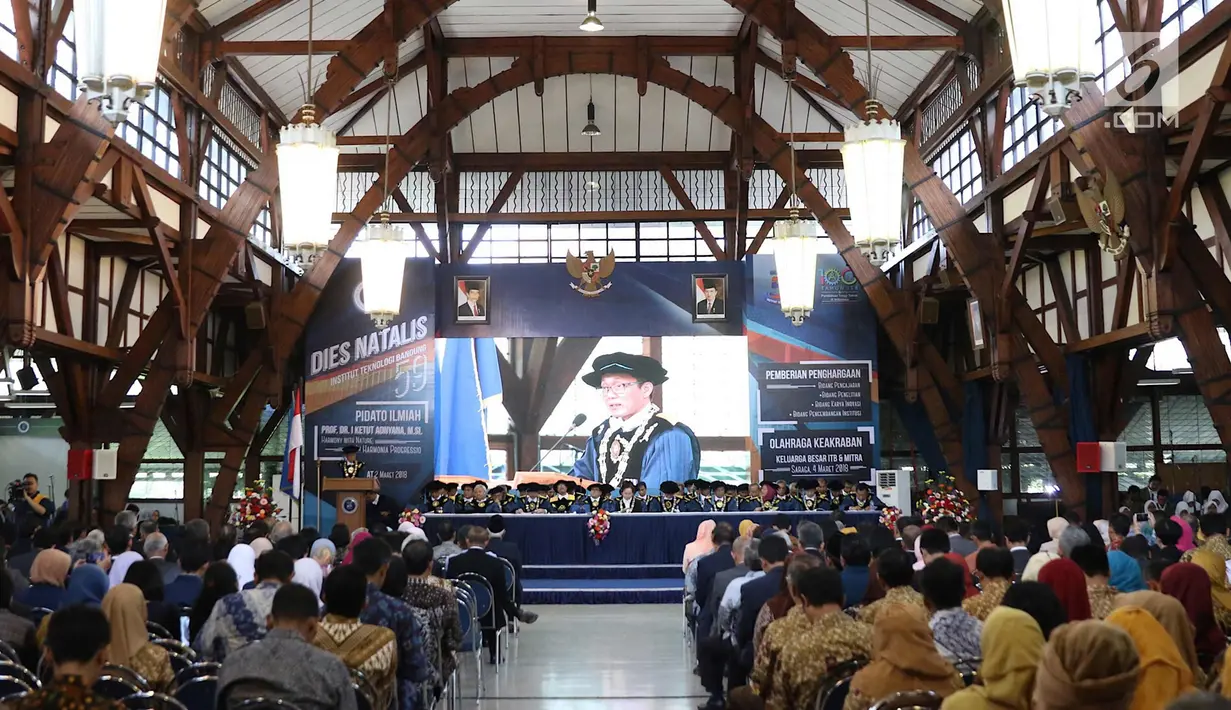Suasana acara Dies Natalis ke-59 ITB di Aula Barat ITB, Bandung, Jawa Barat, Jumat (2/3). Kegiatan tahunan ini diisi pidato ilmiah Prof. Dr. I Ketut Adnyana, M. Si. yang berjudul Harmony with Nature in Harmonia Progressio. (Liputan6.com/Immanuel Antonius)
