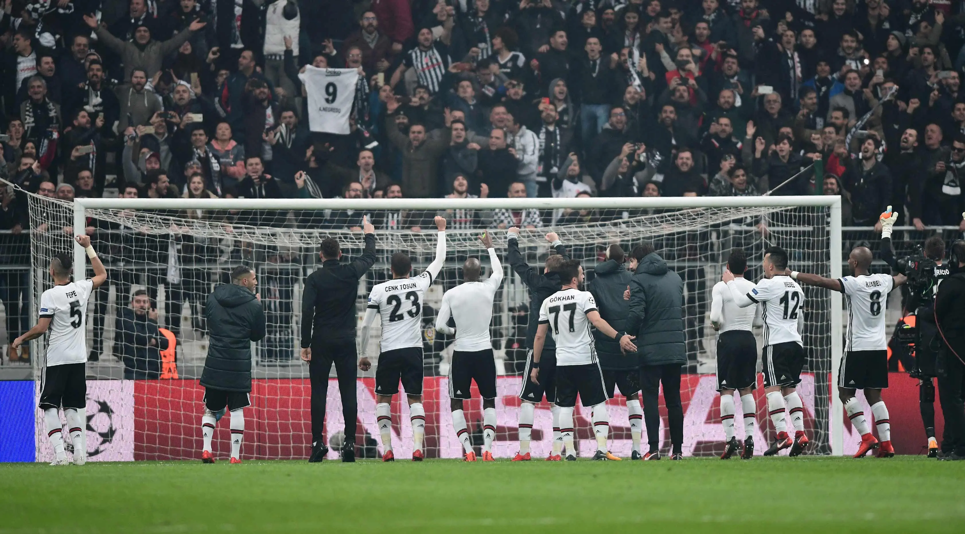Pemain Besiktas menyapa para suporter usai pertandingan melawan Porto di Grup G Liga Champions di Vodafone Park di Istanbul (21/11). Besiktas mencapai 16 besar Liga Champions untuk pertama kalinya dalam 31 tahun . (AFP/Ozan Kose)