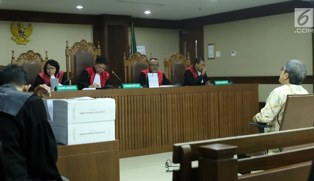 Terdakwa kasus dugaan korupsi pengadaan E-KTP, Anang Sugiana Sudihardjo menyimak pembacaan tuntutan di Pengadlian Tipikor, Jakarta, Kamis (28/6). Anang dituntut hukuman tujuh tahun penjara dan denda satu milyar rupiah. (Liputan6.com/Helmi Fithriansyah)