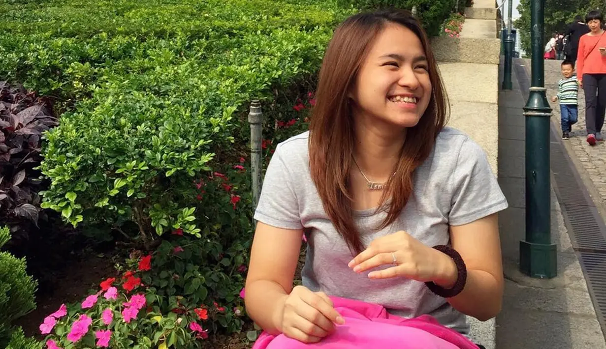 Wanita yang berhasil menjuari turnamen Prancis Terbuka 2019 bersama dengan Praveen Jordan ini cukup sering mengunggah aktivitasnya di media sosial. Ia juga lebih sering mengenakan kaus pada kegiatan sehari-hari yang dipadukan dengan jaket. (Liputan6.com/IG/@melatidaeva)