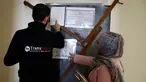 Karyawan Trans Media melihat pengumuman militer yang terpasang di pintu kantor mereka di Kota Hebron, Rabu (18/10). Pasukan Israel menggerebek perusahaan-perusahaan media di Tepi Barat dalam operasi besar-besaran memberantas penghasutan. (HAZEM BADER/AFP)