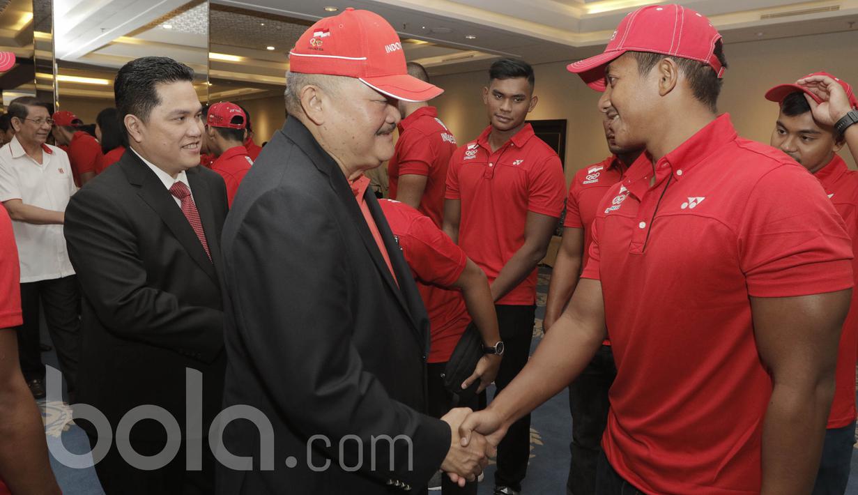 Chief de Mission Islamic Solidarity Games (ISG), Alex Noerdin bersama Ketua KOI, Erick Thohir memberikan ucapan selamat  kepada para Atlet. Indonesia menargetkan juara umum di ISG edisi keempat tersebut (Bola.com/M Iqbal Ichsan)
