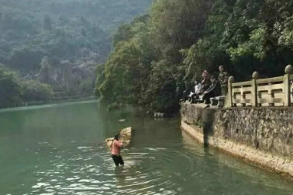 Demi Menyelamatkan iPhone Wanita Ini Rela ‘Nyemplung’ ke Danau