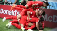 Pemain Inggris, Harry Kane ditindih oleh rekan setimnya usai mencetak gol ke gawang Tunisia dalam penyisihan Grup G Piala Dunia 2018 di Volgograd Arena, Volgograd, Rusia, Senin (18/6). (AP Photo/Thanassis Stavrakis)