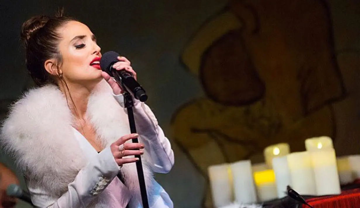 Alexa Ray Joel pingsan saat sedag manggung di Cafe Varlyle pada April 2014. (instagram/alexarayjoel)