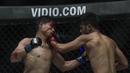 Petarung Indonesia, Rizki Umur, memukul lawannya Egi Rozten (kiri) saat laga One Championship di JCC Senayan, Jakarta, Sabtu (20/1/2018). Rizki berhasil mengalahkan Egi. (Bola.com/Vitalis Yogi Trisna)