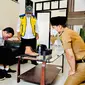 Presiden Jokowi dan Menteri PUPR Basuki Hadimuljono mencoba sepatu produk UMKM di Kecamatan Tugu Jawa Timur, Trenggalek, Jawa Timur. (Dok: Setpres)