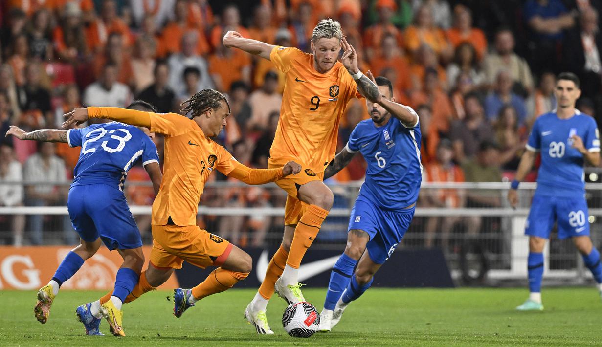 Pemain Timnas Belanda, Wout Weghorst (tengah), mengontrol bola dan melewati pemain Timnas Yunani dalam pertandingan grup B Kualifikasi Euro 2024 yang berlangsung Philips Stadium, in Eindhoven, Kamis (7/9/2023). (AFP/John Thys)