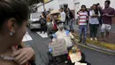  Patung yang dipasang gambar Presiden Venezuela Nicolas Maduro (atas) saat akan dibakar oleh warga di Caracas , Venezuela, (27/3). Hal ini dilakukan dalam perayaan Paskah di Caracas. (REUTERS / Marco Bello)