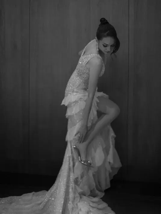 Dipenuhi kemewahan, gaun tersebut tampak dihiasi manik-manik tambour yang rumit dan ratusan kristal, gemerlap dengan setiap langkah yang diambilnya. [@mryoiepratama].