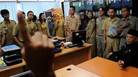 Sekdaprov Kepri Eddy Wijaya (kanan) mengabsen PNS di lingkungan pemerintah Provinsi Kepulauan Riau, Tanjungpinang Kamis (24/9). FOTO ANTARA