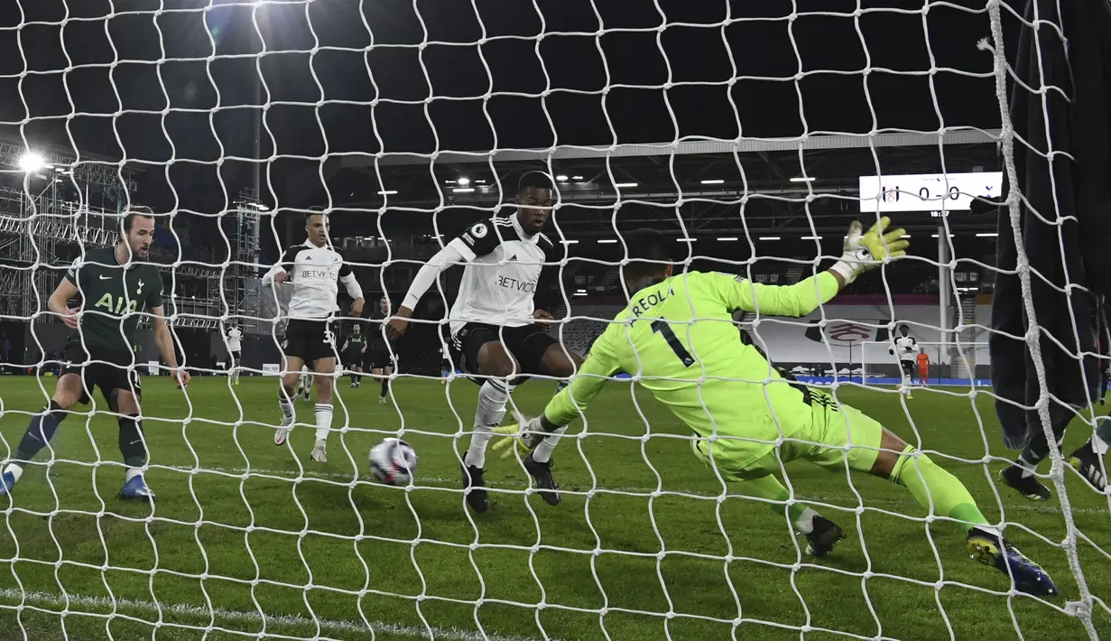 Pemain Fulham, Tosin Adarabioyo, melakukan gol bunuh diri saat melawan Tottenham Hotspur pada laga Liga Inggris di Stadion Craven Cottage, Kamis (4/3/2021). Tottenham Hotspur menang dengan skor 1-0. (Neil Hall/Pool via AP)