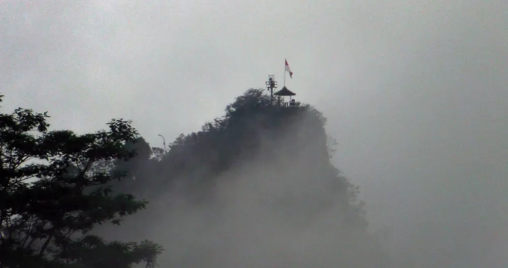 Pemandangan dari puncak Suralaya memang sangat indah, wajar jika masyarakat meyakini tempat ini sebagai kayangan alias surga. (foto: Liputan6.com/edhie prayitno ige)
