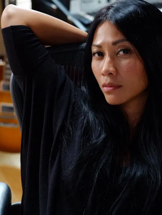 Anggun C Sasmi kembali ke Indonesia. Belum lama ini, ia sukses menghibur penggemarnya dalam konser bertajuk The Biggest Concert Long Live Kotak X Anggun, Rabu (23/11) malam. (Instagram/anggun_cipta)