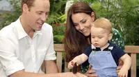 Putra dari Pangeran William dan Kate Middleton, Pangeran George merayakan ulang tahun pertamanya hari ini, Selasa (22/7/14). (REUTERS/John Stillwell)