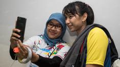 Pevoli Jawa Barat, Yolla Yuliana, dengan ramah melayani permintaan fans yang memintanya untuk foto bareng saat PON XIX di GOR Sabilulungan, Bandung, Jawa Barat, Rabu (21/9/2016). (Bola.com/Vitalis Yogi Trisna) 