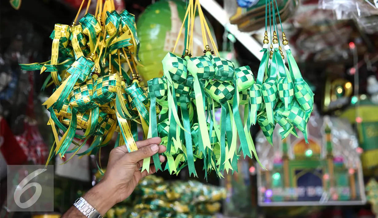 Hiasan berbentuk ketupat saat dijajakan salah satu toko di Pasar Pagi, Asemka, Jakarta, Kamis (24/6). Jelang Hari Raya Idul Fitri 1437 H, permintaan ornamen hiasan Idul Fitri seperti Ketupat, Masjid dan Amplop terus meningkat. (Liputan6.com/Faisal Fanani)