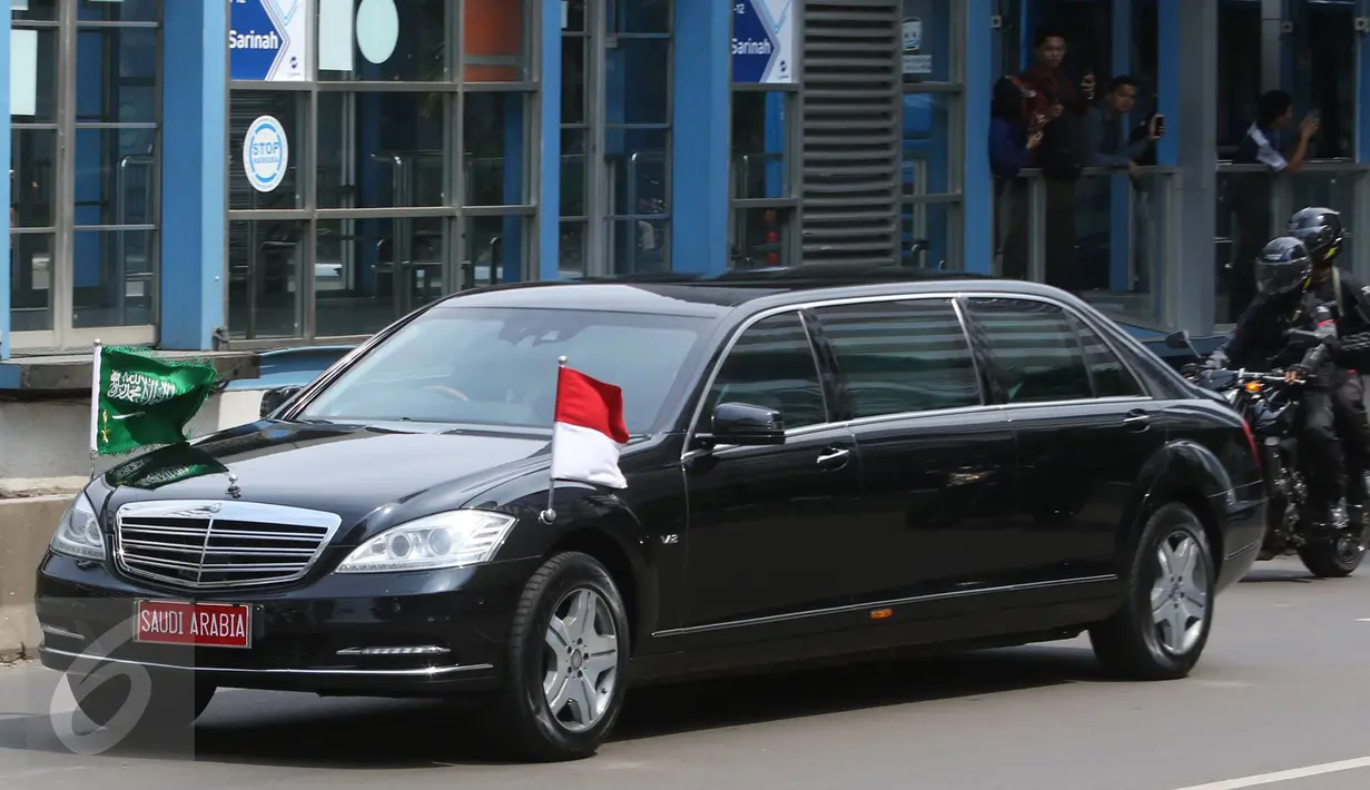 Mobil yang membawa Raja Arab Saudi Salman bin Abdulaziz al-Saud melintas di Jalan MH Thamrin, Jakarta, Kamis (2/3). Pada hari kedua kunjungannya, Raja Salman juga berkunjung ke Istana Kepresidenan Jakarta. (Liputan6.com/Immanuel Antonius)