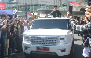 Presiden ke-7 Republik Indonesia, Joko Widodo (Jokowi) melambaikan tangan kepada warga saat melintasi Kawasan Bundaran Hotel Indonesia, Jakarta, Minggu (20/10/2024). (merdeka.com/Arie Basuki)