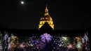 Sebuah instalasi cahaya bergambar percikan kembang api menyinari tembok luar Hotel des Invalides di Paris selama pertunjukan "The Rise Of A New World", Prancis (25/6). (AFP/Ludovic Marin)