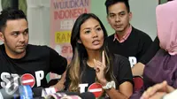 Shanty saat berdiskusi dengan ketua Komnas PA, Arist Merdeka Sirait, Jakarta, Kamis (2/7/2015).  Kasus Angeline menjadi momentum untuk mencetuskan kampanye 'Stop Kekerasan Pada Anak'. (Liputan6.com/Panji Diksana)