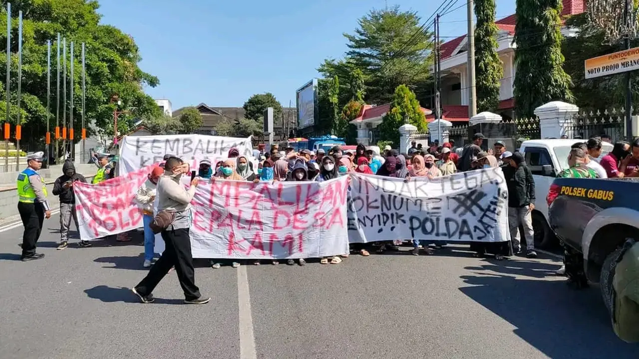 Warga Desa Tlogoayu, Kecamatan Gabus, Pati berunjuk rasa di depan Kantor Bupati Pati, menuntut agar Kades mereka yang ditahan di Polda Jateng segera dibebaskan.(Liputan6.com/Arief Pramono)
